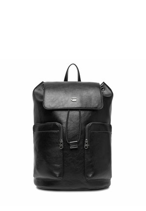 Černý kožený batoh se dvěma předními kapsami na zip, klopou zavíranou na stahovací šňůrku a horním madlem na nošení.