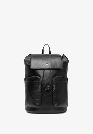 Czarny skórzany plecak z dwoma przednimi kieszeniami na zamek, klapką zapinaną na sznurek oraz górnym uchwytem do noszenia.
