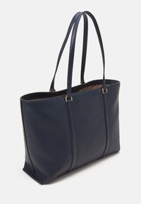 Sac fourre-tout en cuir bleu marine avec deux longues poignées, forme rectangulaire structurée, surface texturée et accents en métal doré.