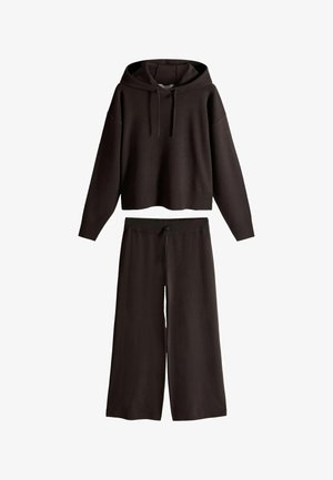 Dunkelbraunes gestricktes zweiteiliges Lounge-Set mit einem Kapuzenpullover mit langen Ärmeln und weitem, elastischem Bund an der Hose.