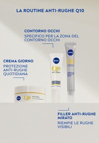 Tre prodotti per la cura della pelle NIVEA: un barattolo di crema bianco, un tubo bianco e un tubo argentato con accenti blu, etichettati per la cura anti-rughe.