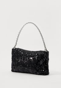 Borsa a spalla nera con paillettes, dotata di tracolla a catena, chiusura con zip e forma rettangolare. Texture liscia con un motivo di paillettes lucide su tutta la superficie.