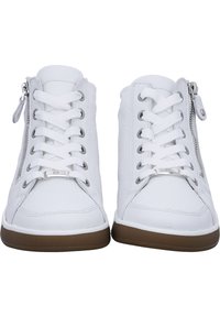 Weiße High-Top-Sneaker mit strukturiertem synthetischem Obermaterial, seitlichem Reißverschluss, Schnürung und brauner Gummisohle.