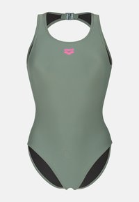 Maillot de bain une-pièce vert avec un design dos nageur. Le devant est lisse avec un logo rose, tandis que les côtés présentent des accents noirs et des bretelles.