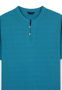 Chemise henley à manches courtes en teal, fabriquée en tissu texturé, avec un col rond et trois boutons en bois à la patte de boutonnage.