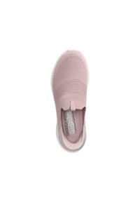 Scarpa slip-on di un leggero rosa, con tomaia in rete testurizzata, pannelli elastici e una suola bianca ammortizzata. Logo visibile sulla soletta.