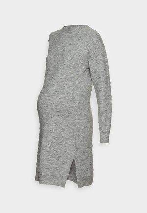 Grijze gebreide zwangerschapsjurk met een ronde halslijn, een gevarieerde bobbelpatroon, lange mouwen en zijsplitten voor extra bewegingsvrijheid.