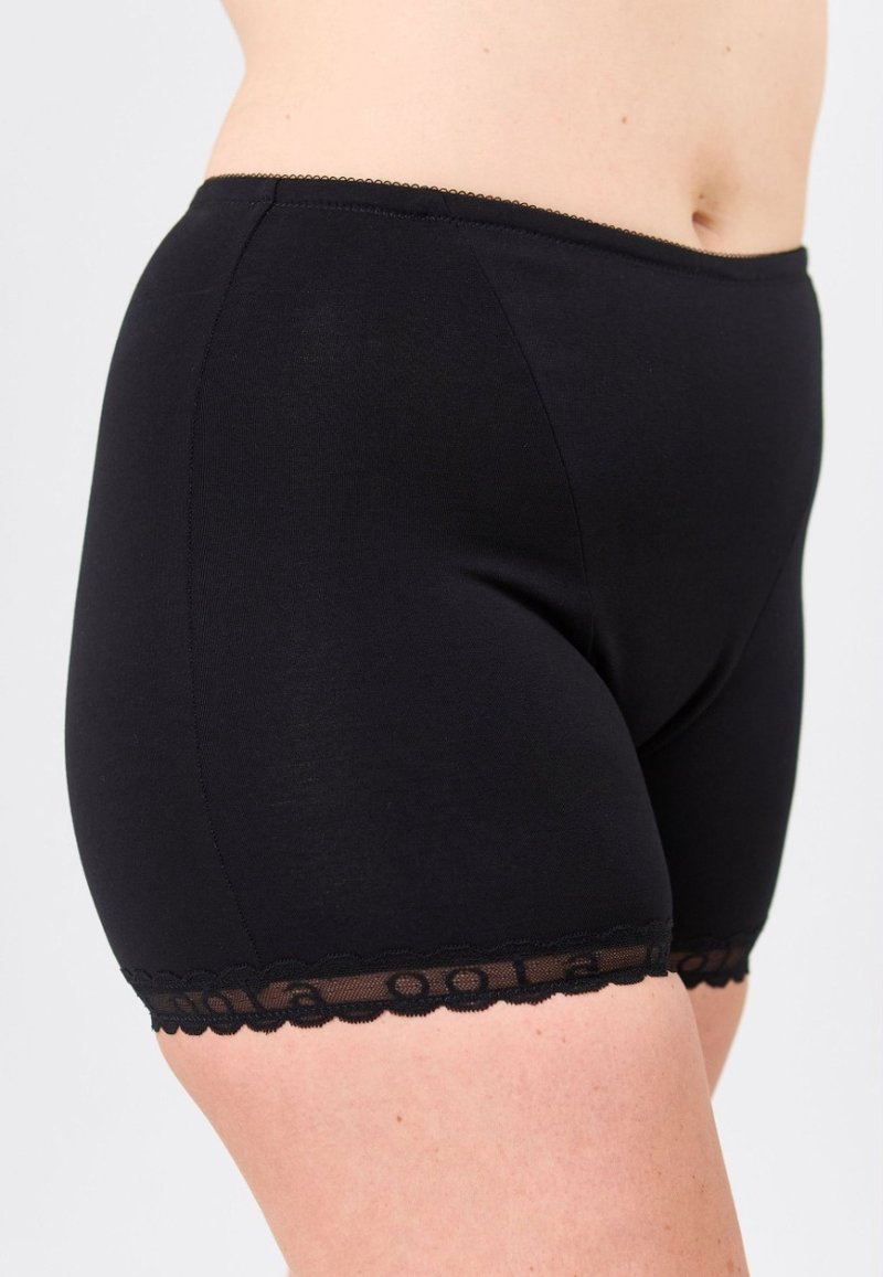 Mustat venyvät puuvillahousut, joissa on sileä pinta ja koristeellinen pitsireuna helmassa. Ihonmyötäinen malli, joka tarjoaa keskikorkeaa peittävyyttä.