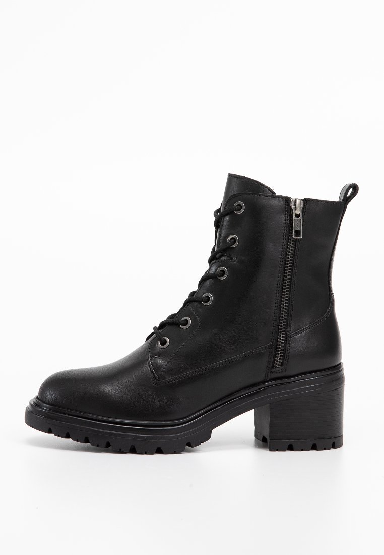 Botte de cheville en cuir noir avec un laçage à l'avant, fermeture éclair sur le côté, talon épais et semelle en caoutchouc texturée. Finition lisse avec des accents minimes.