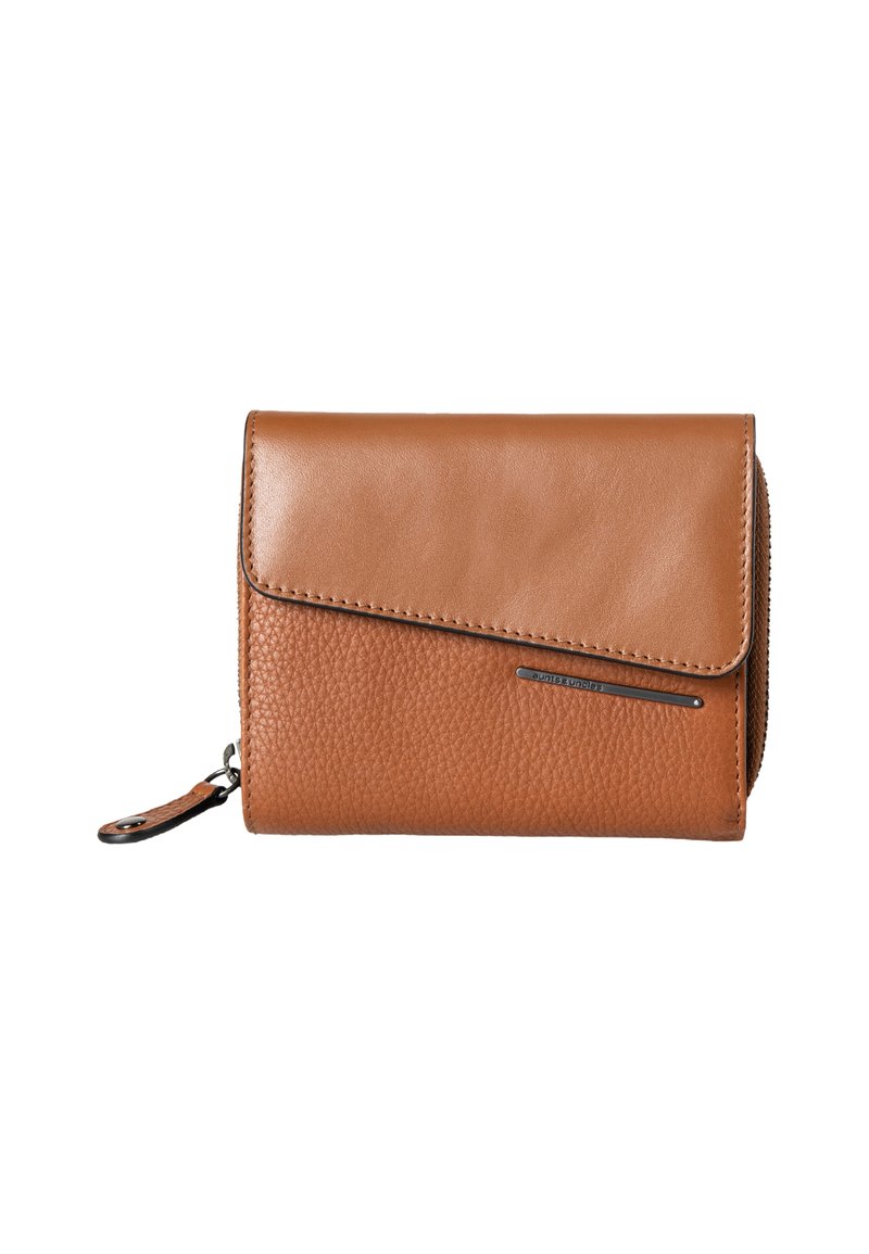 Portafoglio in pelle marrone con finitura strutturata, chiusura a patta e un accento metallico. Presenta una zip e scomparti per carte all'interno.