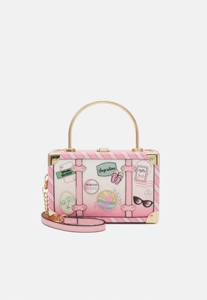 Borsa rettangolare rosa e bianca con cornice e manico dorati, decorata con toppe a tema viaggio e ornamenti di perle, e una tracolla rosa.