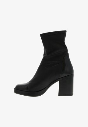 Bottines noires avec une finition en cuir lisse, bout rond, talon carré de hauteur moyenne et un bord en tissu doux pour un ajustement confortable.
