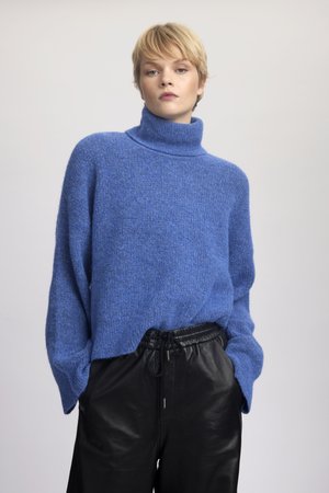 Gestuz ALPHA ROLLNECK - Strikkegenser - blue