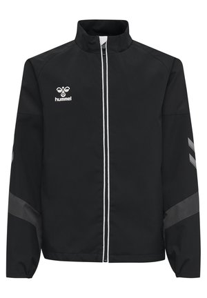 Zwarte sportjasje met hoge kraag, ritssluiting aan de voorkant, witte biezen en logo op de borst. Bevat grijze accenten op de mouwen.