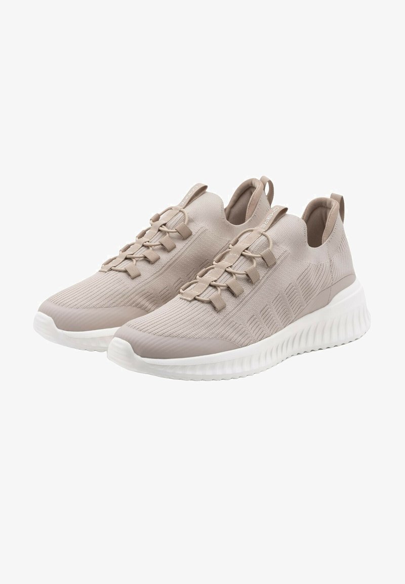 Scarpe da ginnastica beige con tomaia in tessuto lavorato a maglia, lacci elastici e suola bianca ammortizzata. Punta rotonda e linguetta sul retro per una facile calzata.