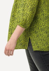Ulla Popken 3/4 SLEEVE SMOCKED - Camicetta - apple green