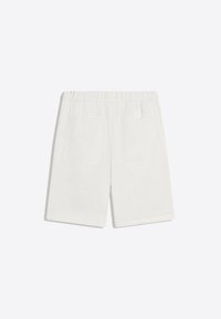 Witte shorts met elastische taille en twee achterzakken, plat op een lichte achtergrond weergegeven.