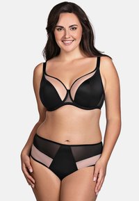 Schwarzes Dessous-Set mit einem Bra, der durchsichtige Einsätze und Unterstützung durch Unterdrähte bietet, kombiniert mit hochgeschnittenen Slips mit Mesh-Elementen.