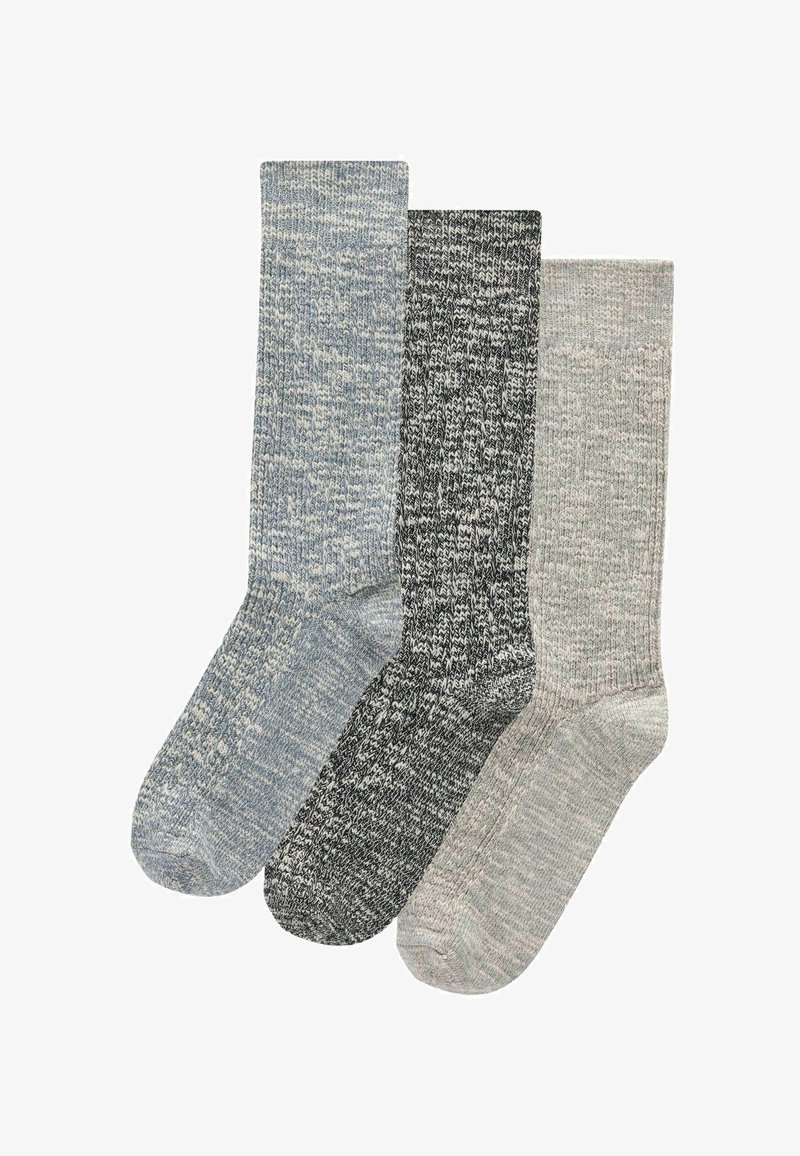 Tre par strumpor i ljusblått, mörkgrått och ljusgrått. Varje par har ett strukturerat mönster i ett mjukt, stickat material.