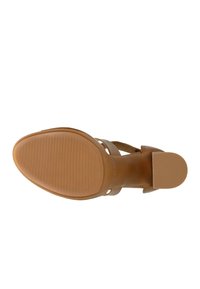 Braune Absatzsandale mit glatter, matter Oberfläche. Verfügt über gekreuzte Riemen und eine abgerundete Zehenpartie. Die Sohle ist strukturiert für besseren Halt.