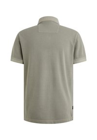 Polo à manches courtes en coton olive clair. Col classique, lignes épurées et un logo subtil sur le bas.