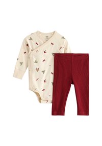 Ekologisk baby bodysuit i krämfärg med olika små djur- och växttryck, tillsammans med ribbade röda leggings, båda designade för komfort.