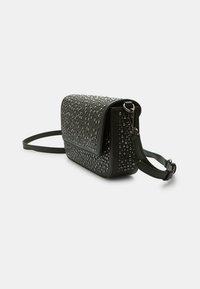 Borsa a tracolla nera con superficie testurizzata decorata con borchie metalliche, tracolla regolabile e chiusura a pattina.
