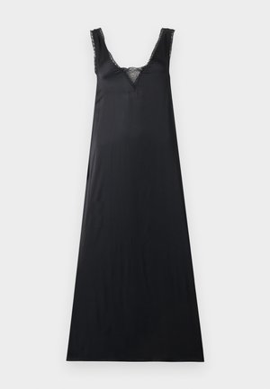 Lang svart sateng skjørt med blonder på utringning og skulderstropper, tettsittende overdel, flytende skjørt.