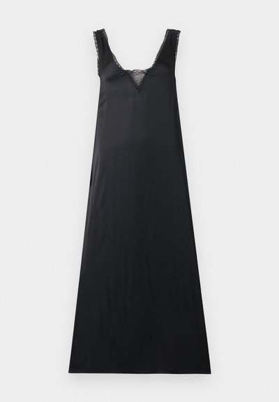 Μακρύ μαύρο σατέν φόρεμα με δαντέλα στο ντεκολτέ και τους ιμάντες των ώμων, εφαρμοστό πάνω μέρος, ροή φούστας.