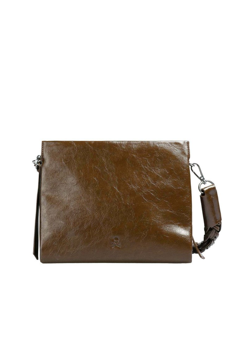 Bolso de hombro de cuero marrón con una textura suave y brillante, que presenta una correa trenzada y un sutil logo en la parte frontal.