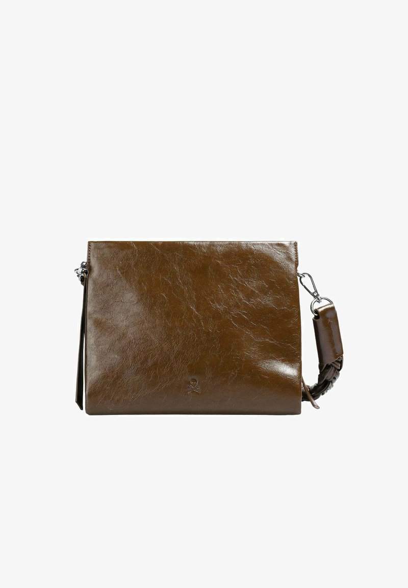 Un sac à épaule en cuir marron avec une texture lisse et brillante, doté d'une sangle tressée et d'un logo discret sur le devant.
