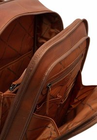 Borsa in pelle marrone con una finitura testurizzata, dotata di più scomparti e tasche, interni foderati con tessuto a motivo.