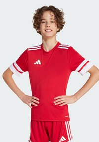 Rotes Fußballtrikot mit kurzen Ärmeln und weißen Streifen an den Ärmeln, versehen mit einem weißen Adidas-Logo. Hergestellt aus leichtem, atmungsaktivem Stoff.