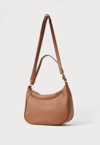 Sac à bandoulière en cuir brun texturé avec une forme courbée, une sangle unique réglable et des accents de ferrures dorées.