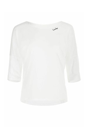 Bijela majica s širokim izrezom, tri četvrtine rukava i blago zaobljenim rubom. Ima mali crni logotip sprijeda.