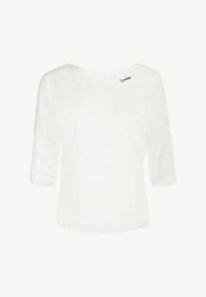 Bijela majica s širokim izrezom, tri četvrtine rukava i blago zaobljenim rubom. Ima mali crni logotip sprijeda.