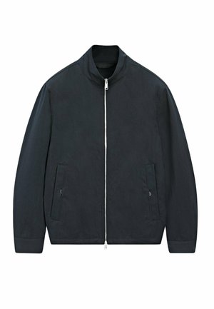 Černá bunda na zip se stojatým límcem, dlouhými rukávy a dvěma bočními kapsami s klopami na knoflíky na bílém pozadí.