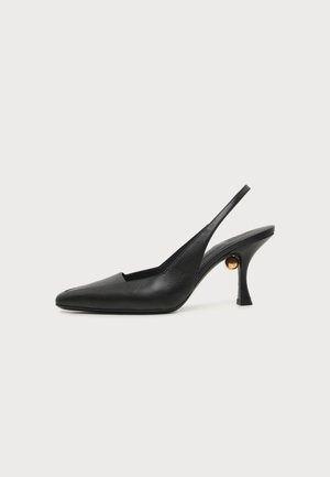 Chaussure à talon haut slingback en cuir noir avec un bout pointu et un talon incurvé ornée d’un petit détail boule dorée.
