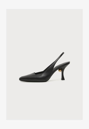 Čierna kožená slingback vysoká podpätková obuv so špicatou špičkou a zakriveným podpätkom s malým zlatým guľôčkovým detailom.