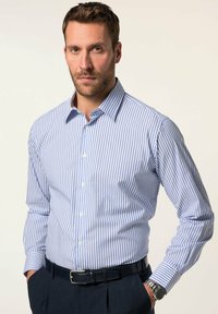 Camisa de vestir a rayas azul y blanca, de mangas largas, con cuello abotonado, material de algodón y diseño ajustado, combinada con pantalones azul marino y un cinturón.