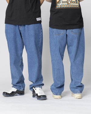 Dos pares de jeans de mezclilla azul con un corte relajado, ligeramente descoloridos. Cada par tiene bolsillos traseros y se combina con zapatillas distintas.