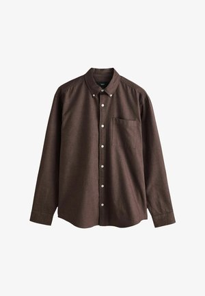 Camisa de botones marrón de manga larga con un bolsillo en el pecho y cuello abotonado, exhibida sobre un fondo blanco.