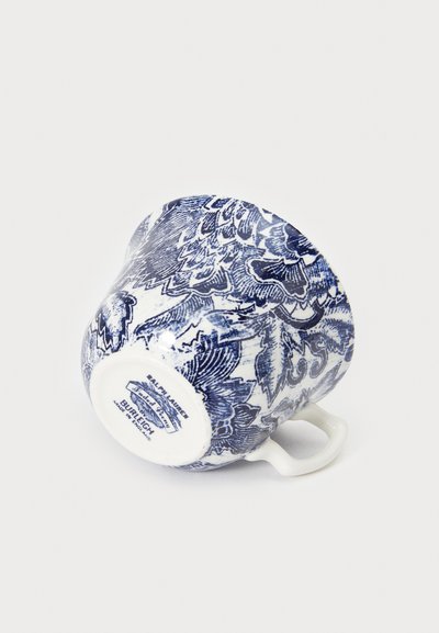 Caneca de porcelana azul e branca com padrão floral, formato arredondado e uma pequena pega; exibida de cabeça para baixo mostrando as marcas da base.