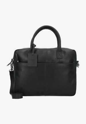 Malette en cuir noir avec poignées doubles, bandoulière détachable, poches avant et étiquette de bagage. Texture lisse et design minimaliste.