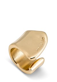 Anillo tono oro con una superficie lisa y pulida; presenta un diseño único y curvado con un acento redondeado en un lado. Sellado con "UNO & 50."