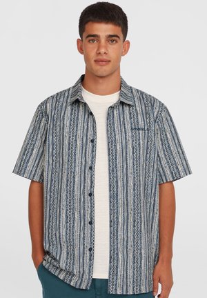 Korte mouw, button-up shirt met een blauw-wit gestreept patroon en ingewikkelde cirkelvormige ontwerpen. De stof heeft een lichtgewicht textuur.