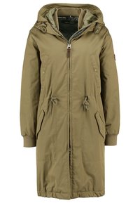 Parka longue kaki vert avec capuche, fermeture éclair devant, cordons ajustables à la taille, poches à rabat et poignets côtelés.
