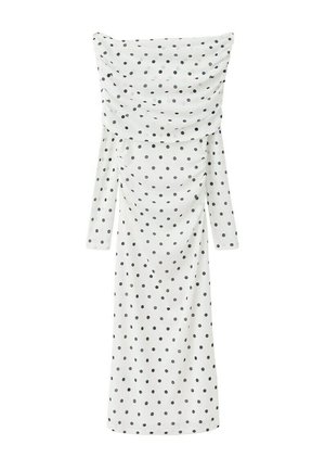 Robe midi blanche à manches longues avec des pois noirs, présentant un large décolleté drapé épaules dénudées et une silhouette ajustée.