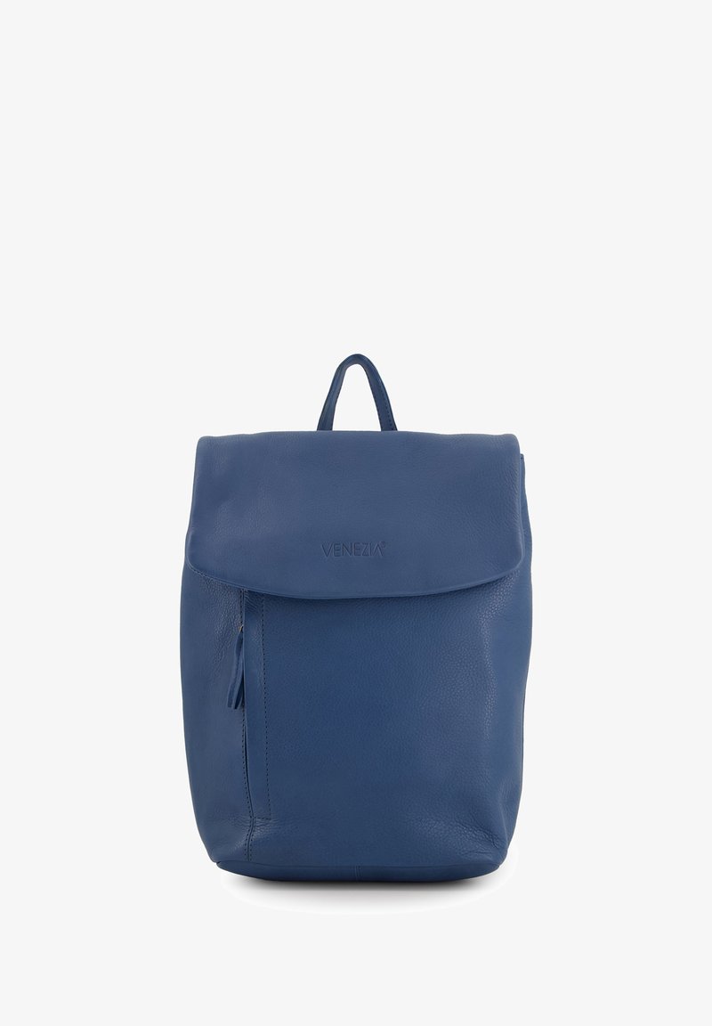 Blauer Leder-Rucksack mit Klappenverschluss, Front-Reißverschlusstasche und einem oberen Griff. Glatte Textur mit dezentem Branding auf der Vorderseite.