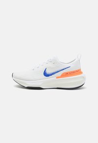 Scarpa sportiva bianca con swoosh blu, accento arancione, parte superiore in mesh leggero, suola ammortizzata e suola in gomma nera.